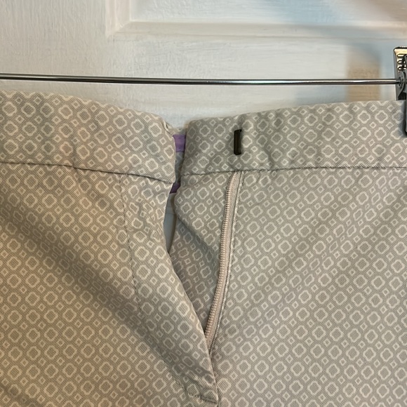 City fit J. crew ankle pant. Whit and grey diamond design - Picture 2 of 4